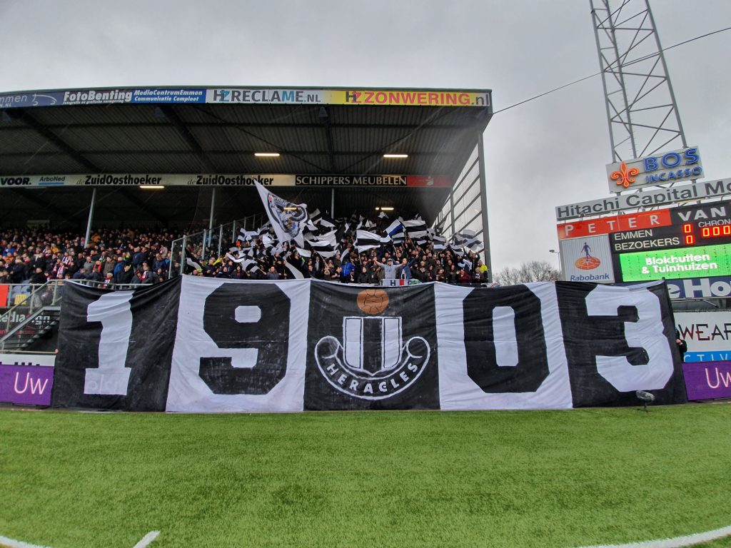 Supporters FC Emmen en Heracles Almelo doen samen drankje ...